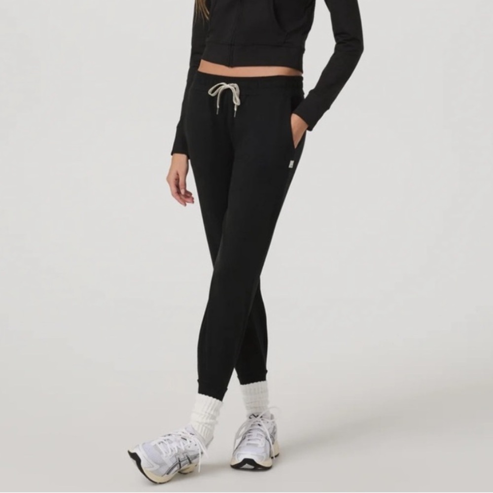 Vuori Performance Joggers in Black Heather